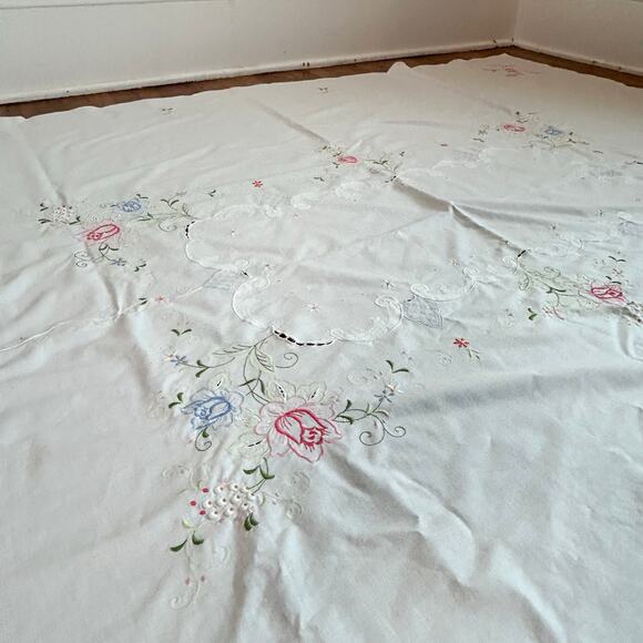 Vintage Embroidered Floral Linen Tablecloth with Scalloped Edges - Picture 12 of 14